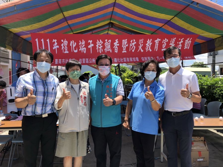 市議員陳昆和參與禮化社區端午節包虎掌粽活動。（記者黃永豐攝）