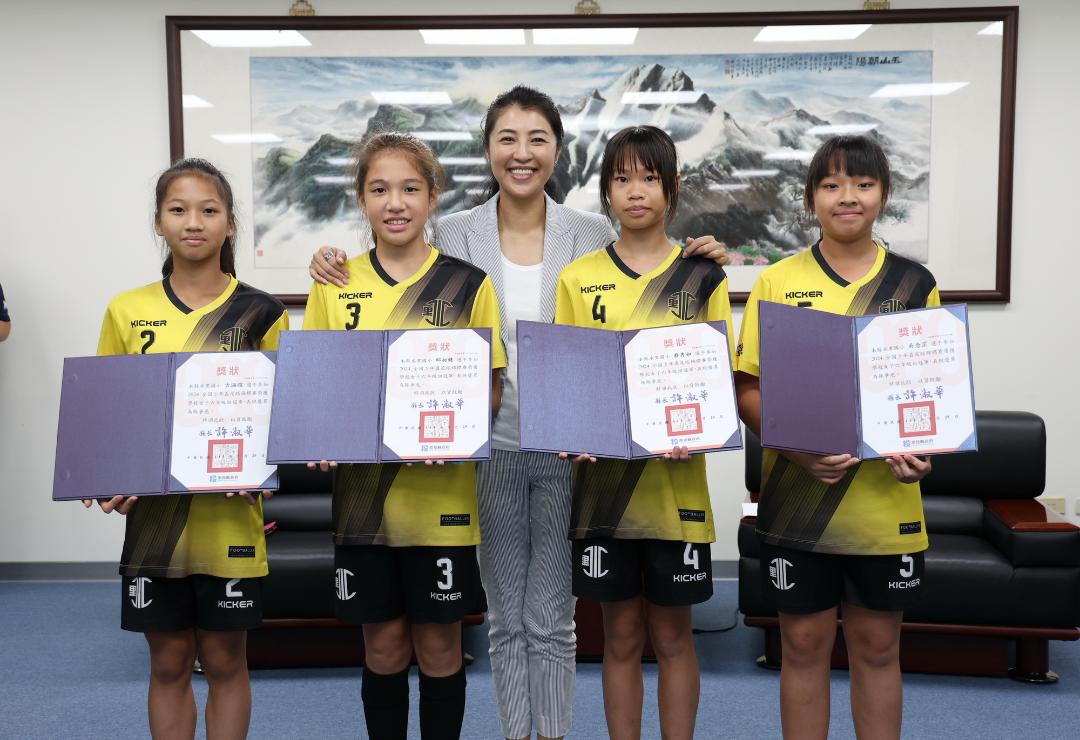 0530水里國小女足隊榮獲全國少年盃六年級組冠軍許縣長接見表揚1