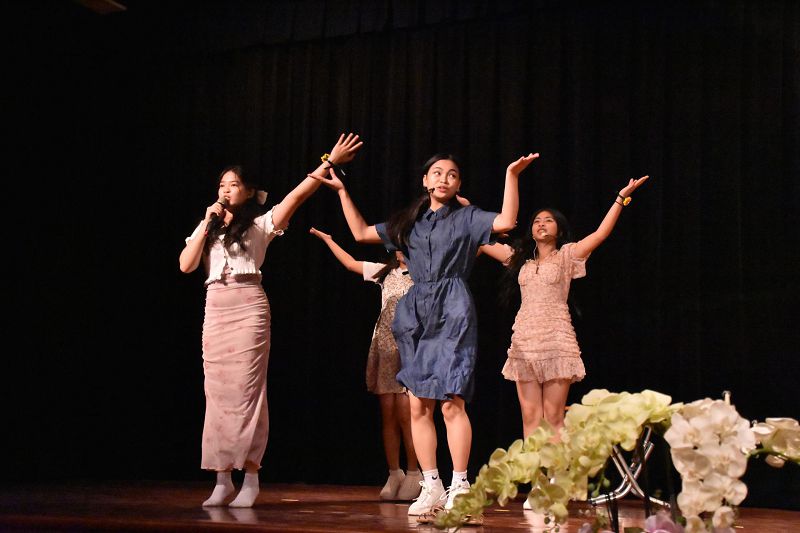 學生熟練與自信在舞台上呈現著自編、自導、自演的「Escaping Echoes」音樂劇。