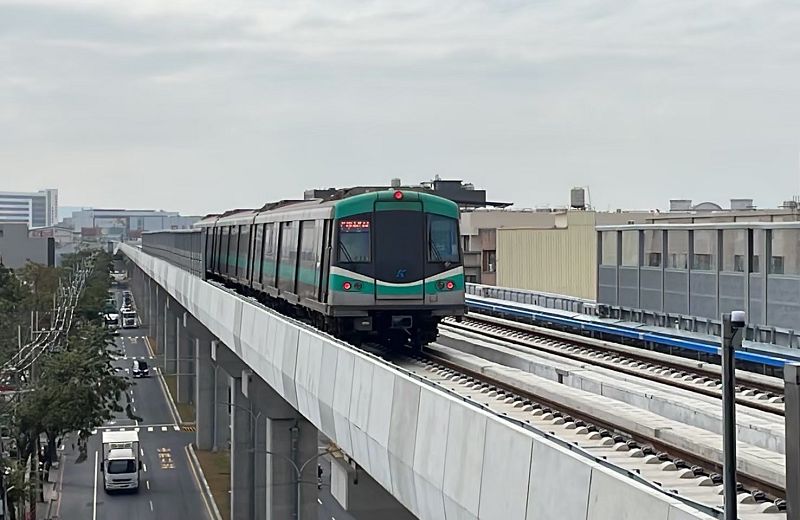 捷運岡山車站段本月底通車試營運 降低行車噪音新設隔音牆今年底前完成