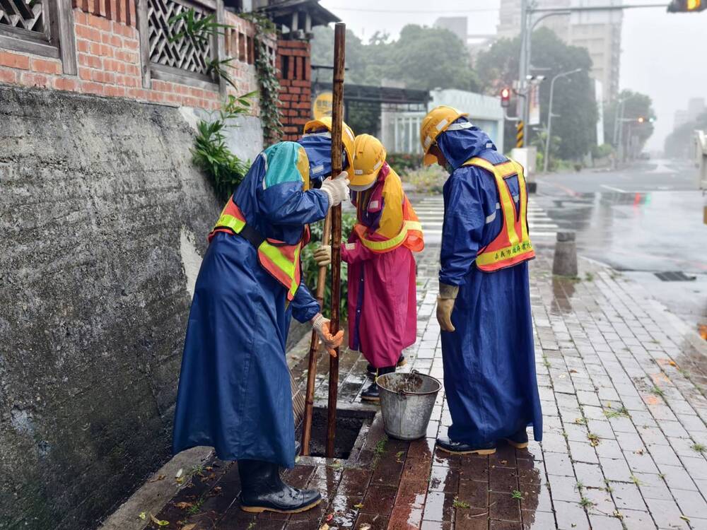 杜絕登革熱 嘉市府環保局提醒市民朋友落實「巡」、「倒」、「清」、「刷」四個原則 清除孳生源