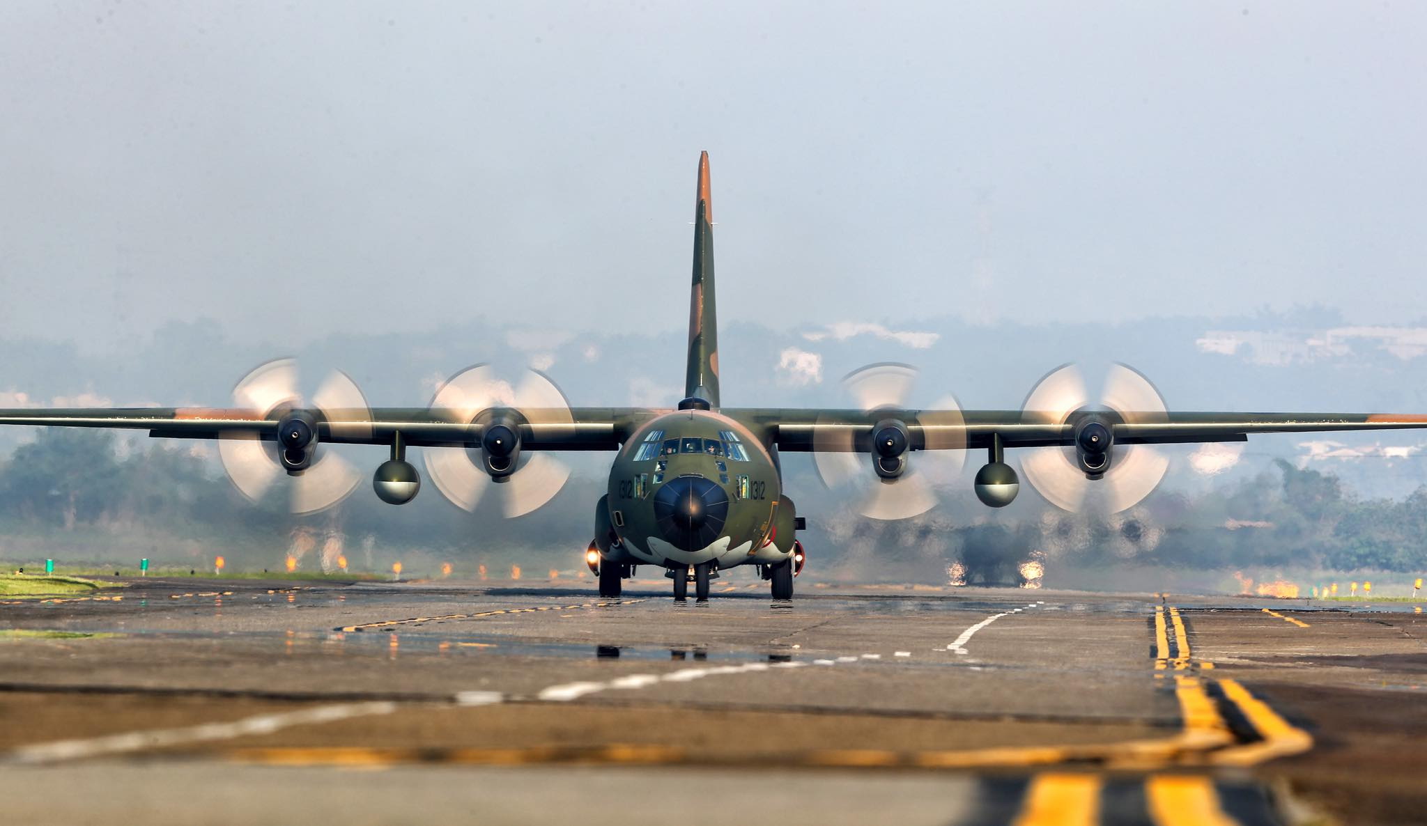 空軍C-130運輸機 將花0