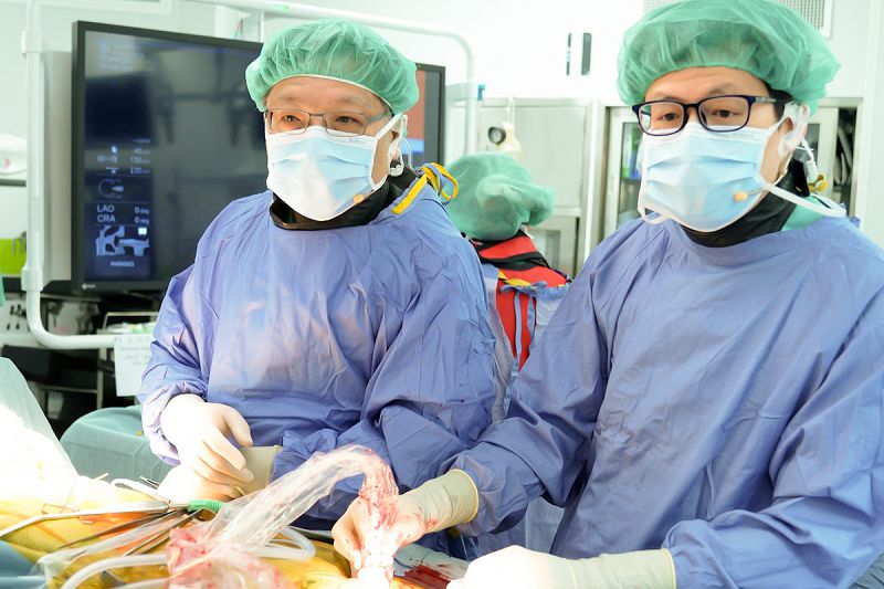 諶大中主任與詹仕戎醫師合作的經導管主動脈瓣置換手術(TAVR)。