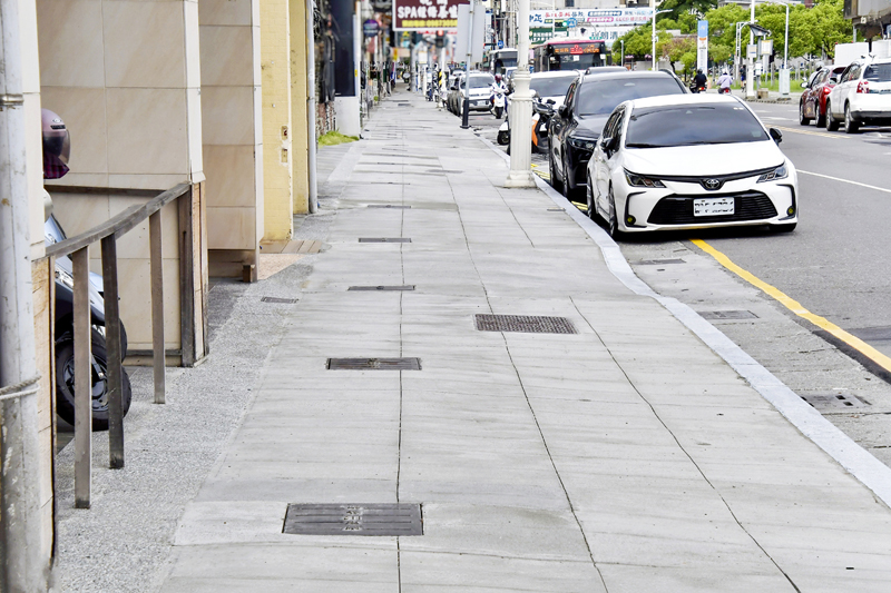 鳳山自由路北側人行道翻新改善 建構更安全舒適的人行環境