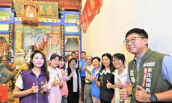 1縣定古蹟鹿港鳳山寺重修圓竣贈匾 鳳德重輝齊慶賀 布袋戲扮仙同賀