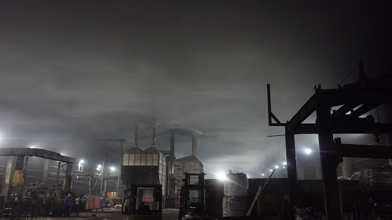 2環境部環境管理署與彰化縣環保局暗夜出擊聯手查獲金屬熔煉業偷排廢氣