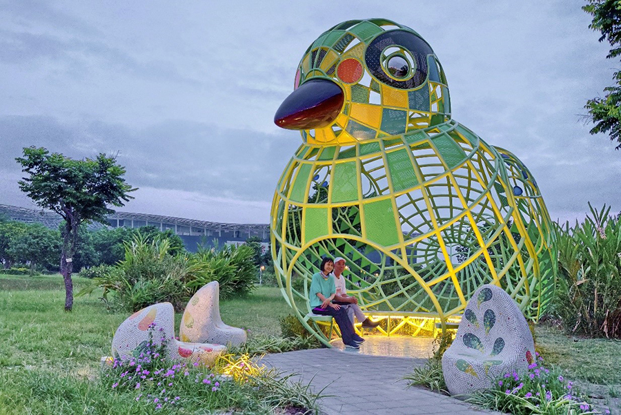 5米高五色鳥現蹤台中市 中央公園公共藝術超吸引