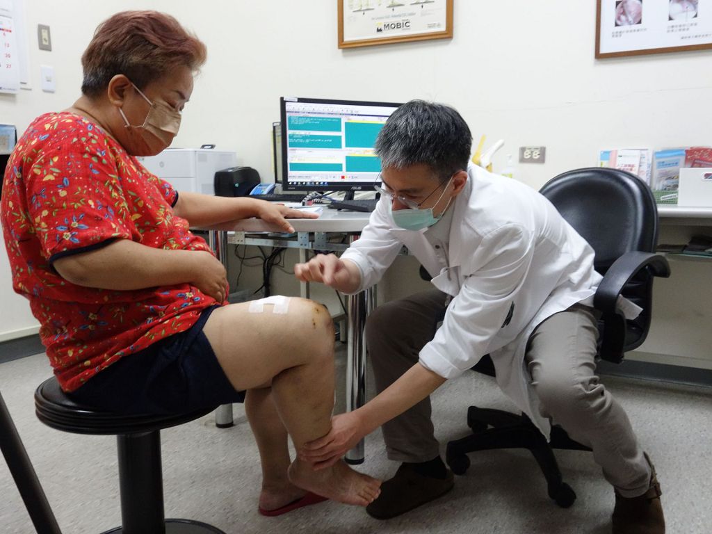 62歲的陳女士早在二年前因不慎跌倒後，導致左腳膝蓋軟骨破裂，巨烈的疼痛感讓她無法行走。