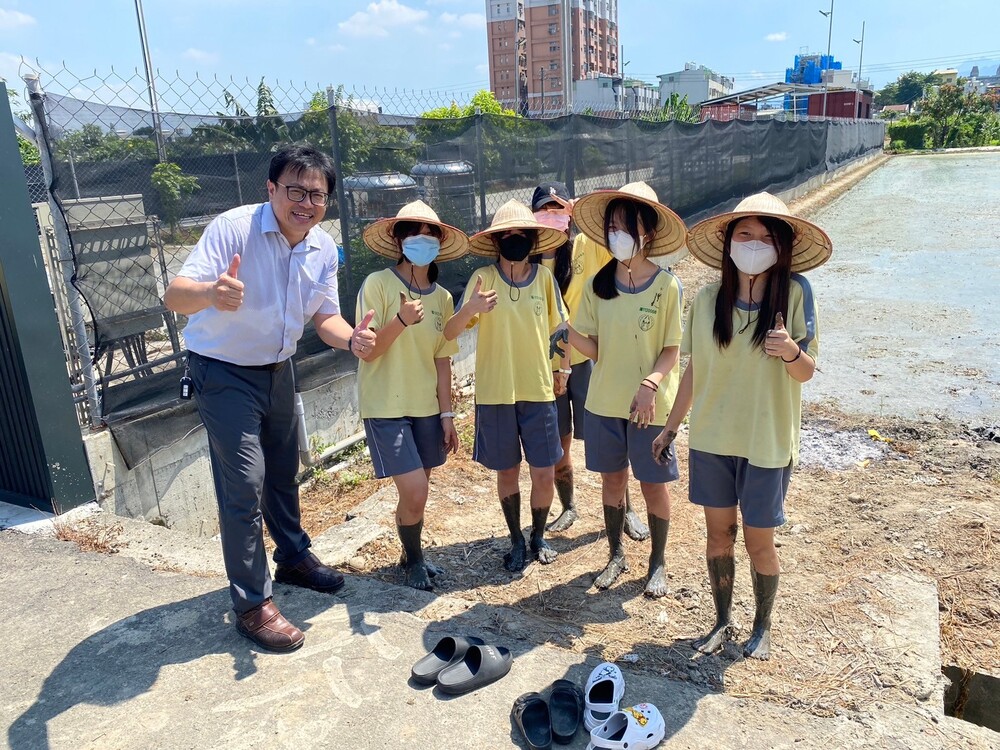 台中市大里農會舉辦「作伙插秧趣」 大里高中師生下田體驗農夫的辛苦