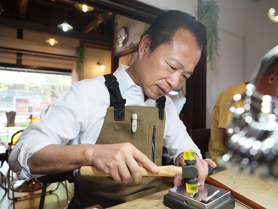 嘉義縣首間青創金工體驗店 翁縣長敲敲打打DIY情人節禮物