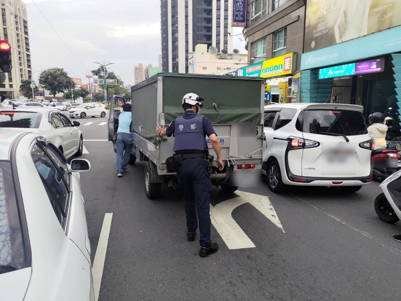 尖峰時刻車輛拋錨卡車陣 熱心警推車解危揪感心