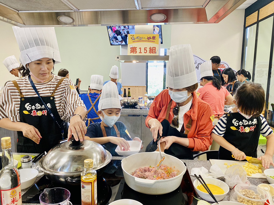 用在地食材烹製特色料理 中市「烏矸仔ㄟ秘密」大純釀親子料理競賽成績出爐1