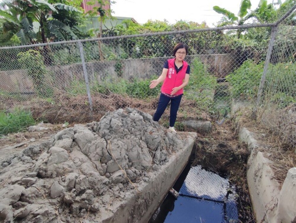 （公關見報）土方堵水源農民手工挖不完 台中市議員張芬郁協調會勘解決困擾