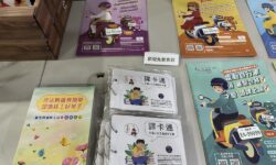 為協助雇主移工順暢溝通 台中市勞工局製作多國語字卡書