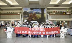 圖說：大林慈濟醫院積極響應全國病人安全週，26日在大廳舉辦大型園遊會闖關活動，宣導