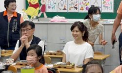 （公關見報）台中市議員黃佳恬與新高國小學童共進營養午餐 並視察校園旁實體人行道