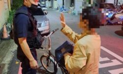 7-老嫗騎腳踏車不慎跌倒，三多暖警協助老嫗返家