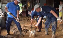 山陀兒颱風在臺灣本島北海岸地區帶來強降雨災情，慈濟志工動員協助鄉親清掃家園，圖為三芝區。