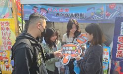 「浮現音樂祭」嗨翻全場清水警方進行「識詐、交通」宣導樂團粉絲來助陣 ２