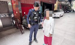 七旬婦出門買米跌倒 福德警暖心送回家
