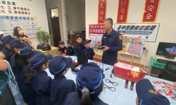 東山國小學童參訪清水警分局大楊派出所體驗小小警察１