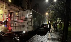 貨櫃車翻覆