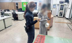 7-糊塗女子手機忘在計程車上，警方抽絲剝繭調閱監視器尋回