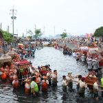 布袋新塭「衝水路、迎客王」熱鬧登場 上萬信眾擠爆王船碼頭
