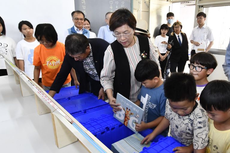 兆豐捐彰縣第一座「理財愛的書庫」