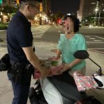 高雄警出手解憂 遭詐婦人回贈水果致謝