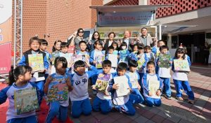 推廣閱讀 宏致電子捐行動圖書車