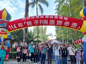 園管局辦親子健走 600人齊聚橋頭糖廠