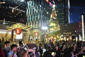 迪士尼授權 漢神巨蛋16米高「貓狗奇蹟耶誕樹」超吸睛