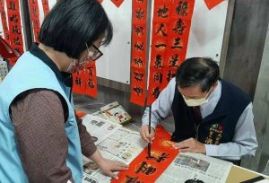 大安龜殼里長洪正義 寫千幅春聯送里民