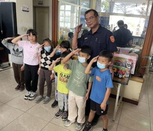 所長化身「聖誕老公公」 發禮物、送「安全觀念」