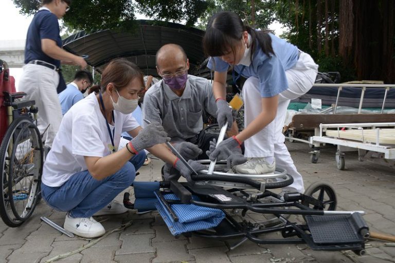 嘉義慈少寒冬送暖 維修輔具親送偏鄉