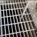 手機掉水溝內 清水區清潔隊暖心救援