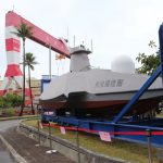 台船公司52週年慶園遊會活動 來賓排隊爭相與無人船「奮進魔鬼魚號」合影