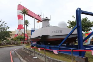 台船公司52週年慶園遊會活動 來賓排隊爭相與無人船「奮進魔鬼魚號」合影