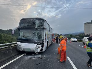 國道南下路段掉落橘色水桶釀禍 多輛車追撞