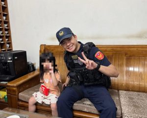 三多警蹲身安撫夜色迷路小女孩
