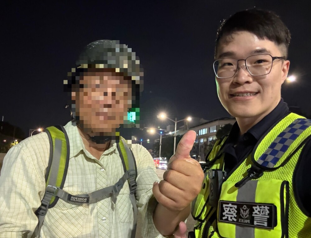 手機滑落馬路 警用心尋回 男感動盛讚
