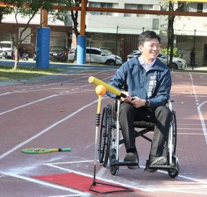 教局長與總統教育獎得主黃昊恩體驗身障者運動