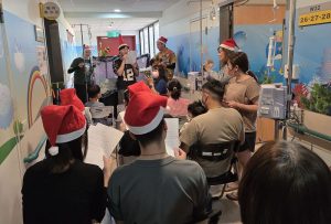 文藻外大將愛送進病房 雙語手偶劇為病童祝福