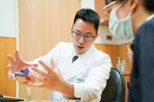 反覆發燒血球異常 三尖瓣重度逆流致脾臟腫大