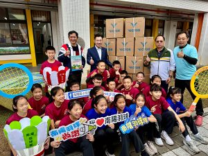 江啟臣媒合社會資源贈南陽國小9千顆羽毛球
