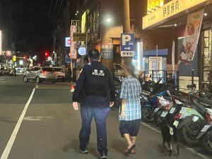狗狗化身小嚮導 助警方與主人一路返家