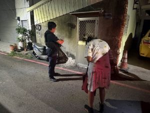 獨居婦迷途呆坐公車站 凱旋警暖心協助載返家