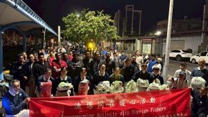 志工冬夜捐衣物 善緣延續溫暖梓官漁工