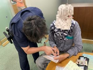 老翁重聽口音重引誤會 民權警柔性溝通助展笑顏